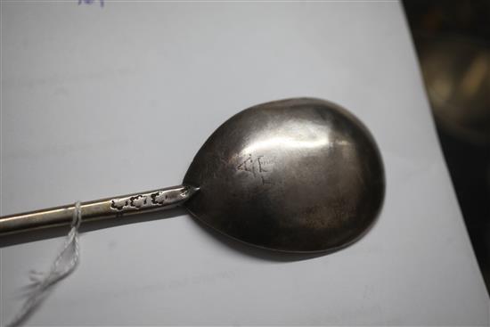 A mid 17th century apostle spoon, 18.1cm.